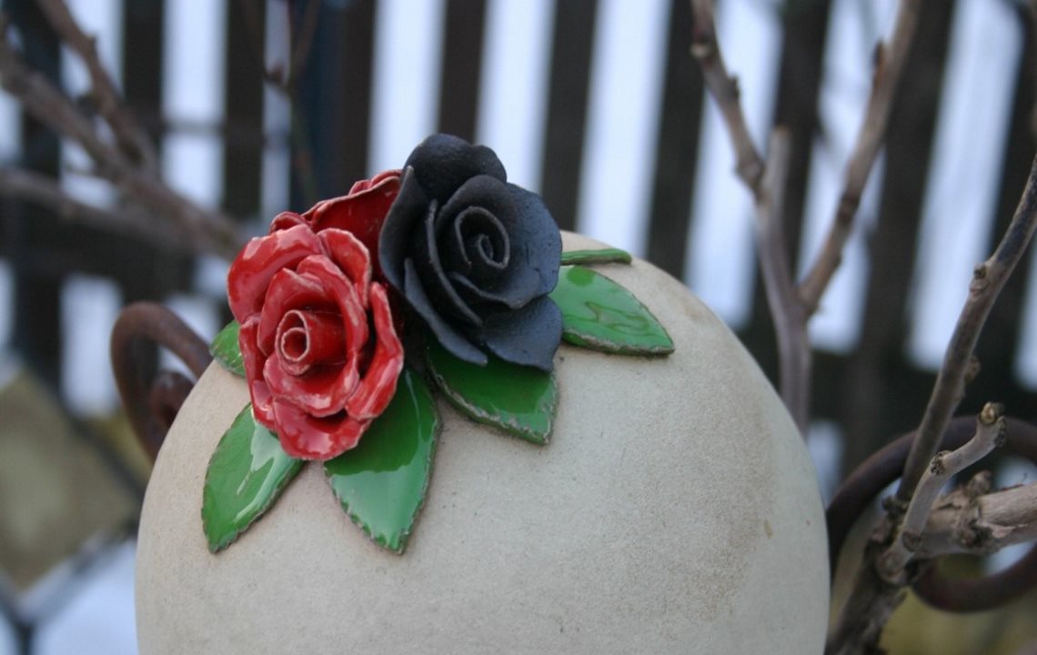 Rote und schwarze Rose